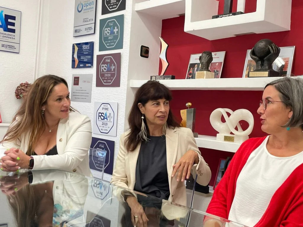 Ana Redondo, en el centro, durante su visita a la empresa bilbilitana TAISI | PSOE